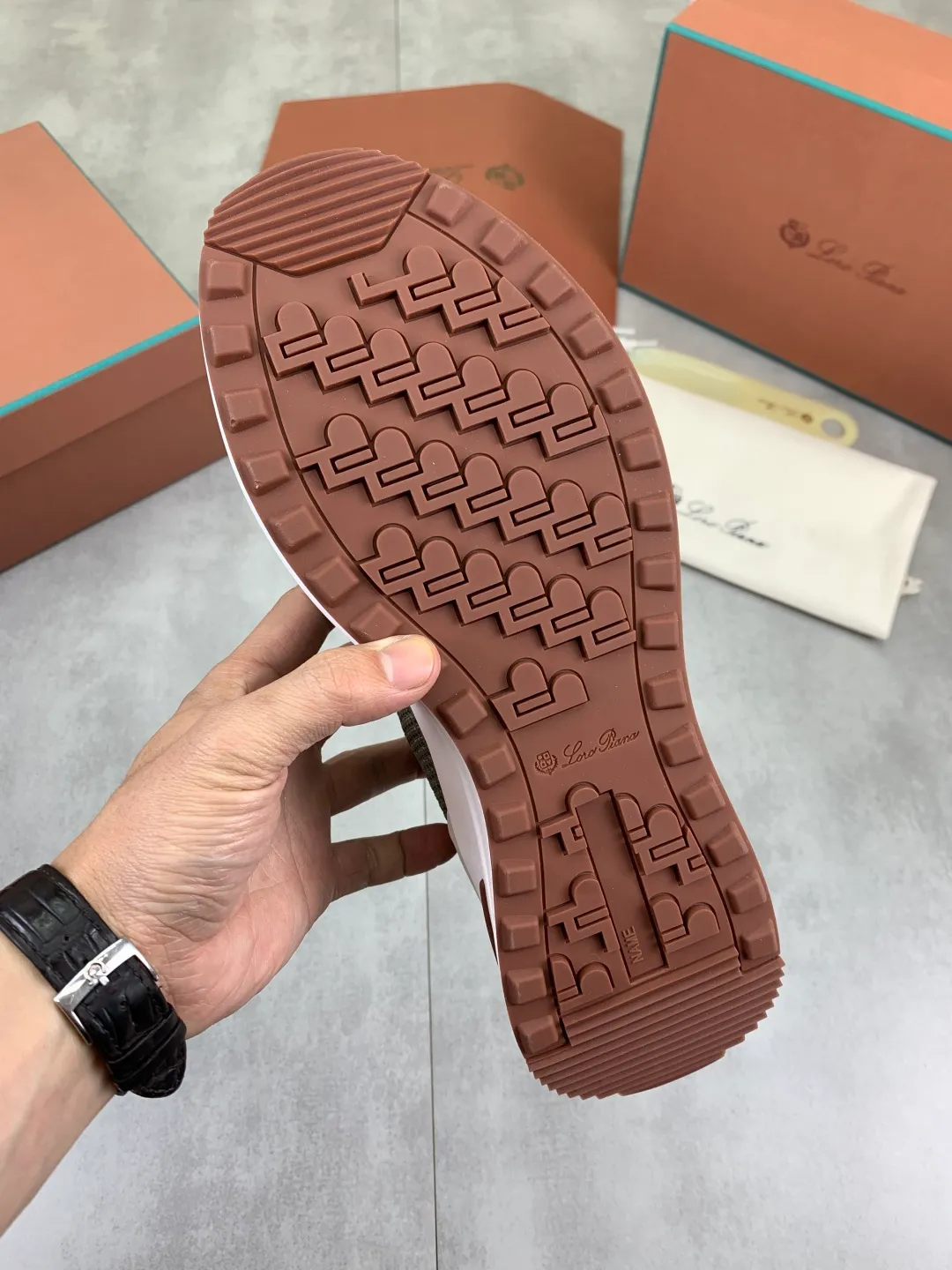Men's men's shoes 💰P542 New style 💰High quality The latest casual shoes Loro Piana 💯Top grade💯Buy the original copy💯 Founded the existing Loro Piana company on April 24, 1924. The family has been operating for the sixth generation, providing top quality products to customers who are discerning in taste and quality. Imported original fly woven fabrics with cowhide fabric, plain calfskin lining, hand-stitched threads with cowhide feet, original packaging, high-end outsole, size: 38-46, multiple colors available, complete package